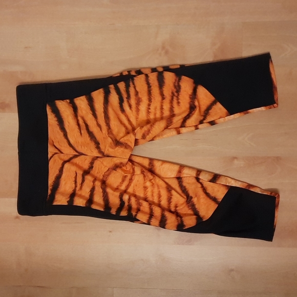 Blackmilk Tiger Stripe Crop Leggings - Picture 13 of 14